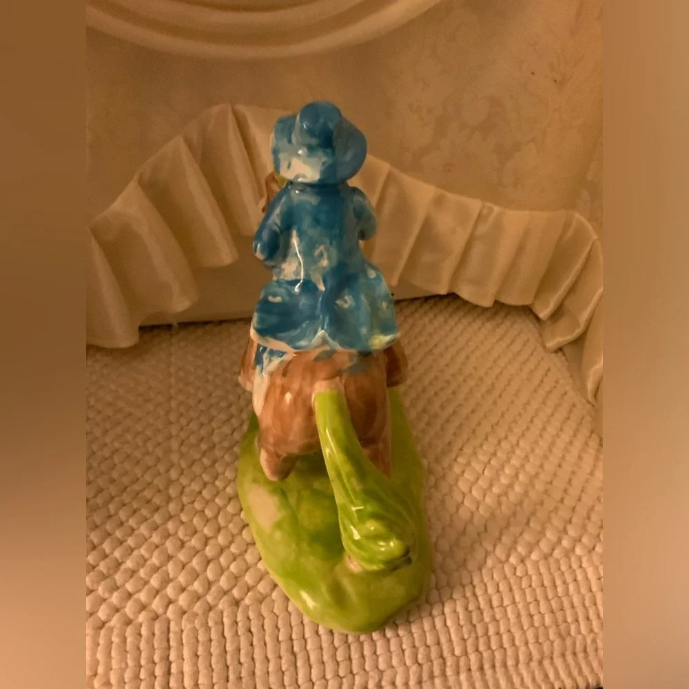 VINTAGE CERAMIC FIGURINE